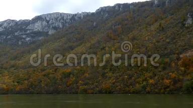 多瑙河三峡的秋天，罗马尼亚和塞尔维亚的边界